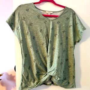 Short sleeve shirt with cactus print and knot on the front